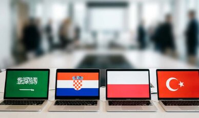 BKF-Prüfung in neun Fremdsprachen möglich Laptops mit Flaggen stehen in einer Reihe auf dem Schreibtisch